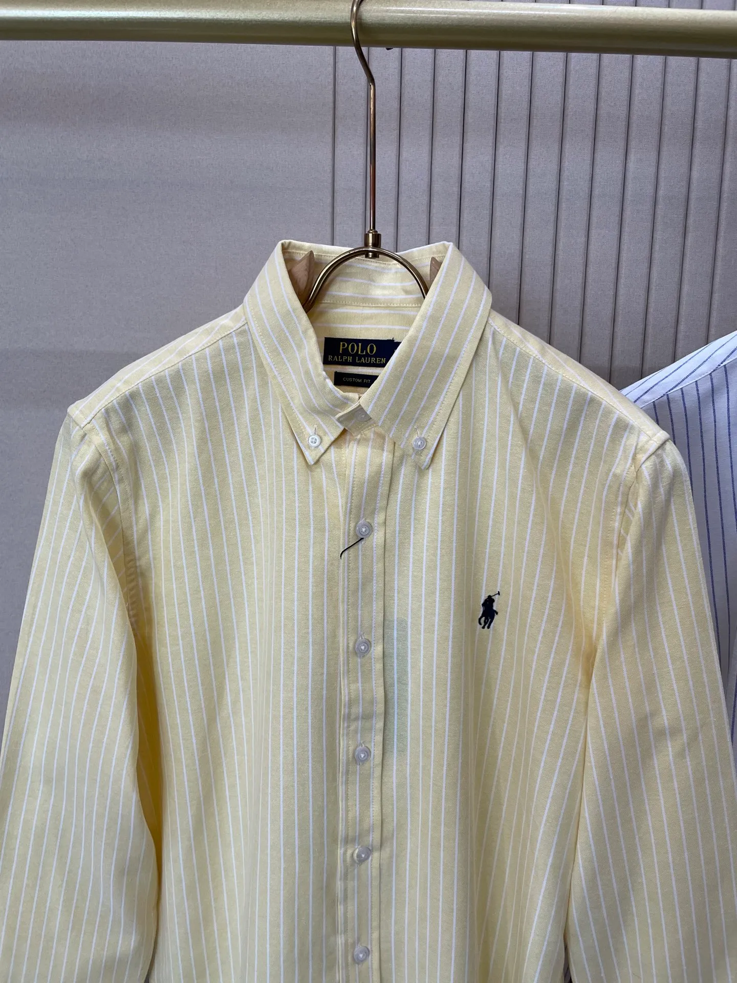 P220 🌸🌸🌸 POLO Ralph Lauren [High Quality] Classic shirt! The classic casual shirt made of pure cotton Oxford cloth has a unique design. It has a simple, clean and classic silhouette design. It is a versatile style that can be switched at will. The fabric feels soft and delicate, highly breathable, and is close to the skin and comfortable to wear. It can be worn alone as an inner layer. Its versatile performance is beyond your imagination! The upper body of the ready-to-wear is simple and classic yet elegant! Size:M-XXL